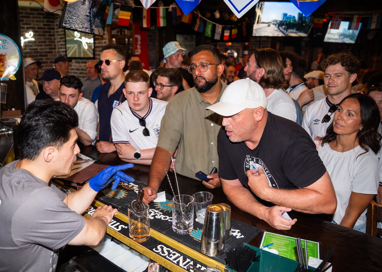 World Cup demand boosts pubs but restaurant and bar sales stumble