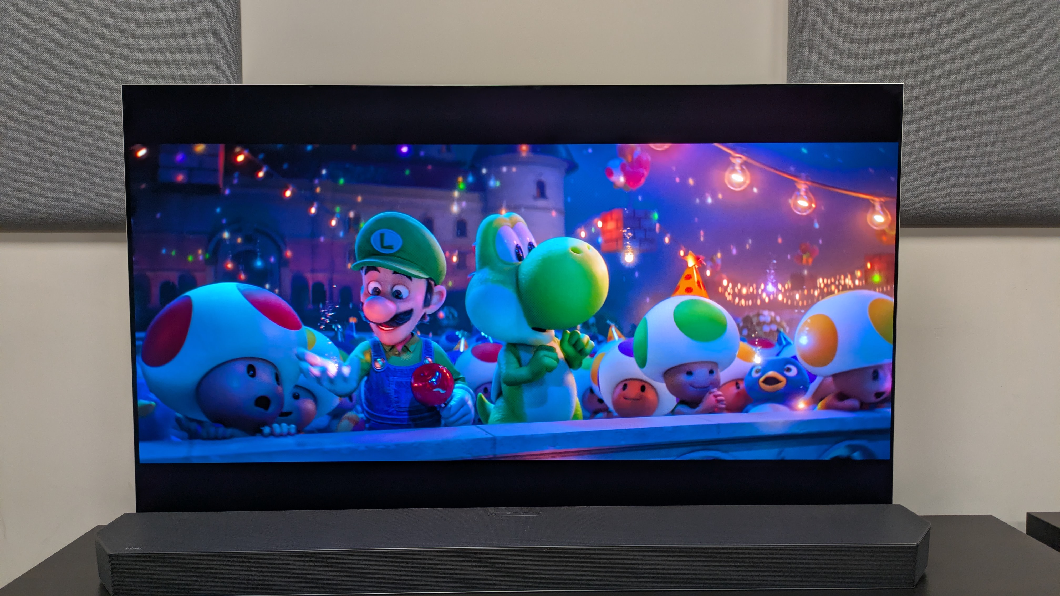 The Super Mario Galaxy Movie 4K Blu-ray on the LG G6 showing Luigi, Yoshi and a group of Toads as the Lumas fall from the sky