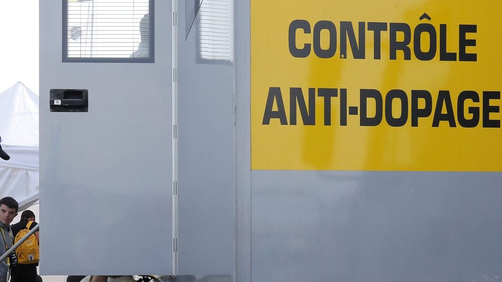 Jonathan Vaughters defends late-night Tour de France drug tests