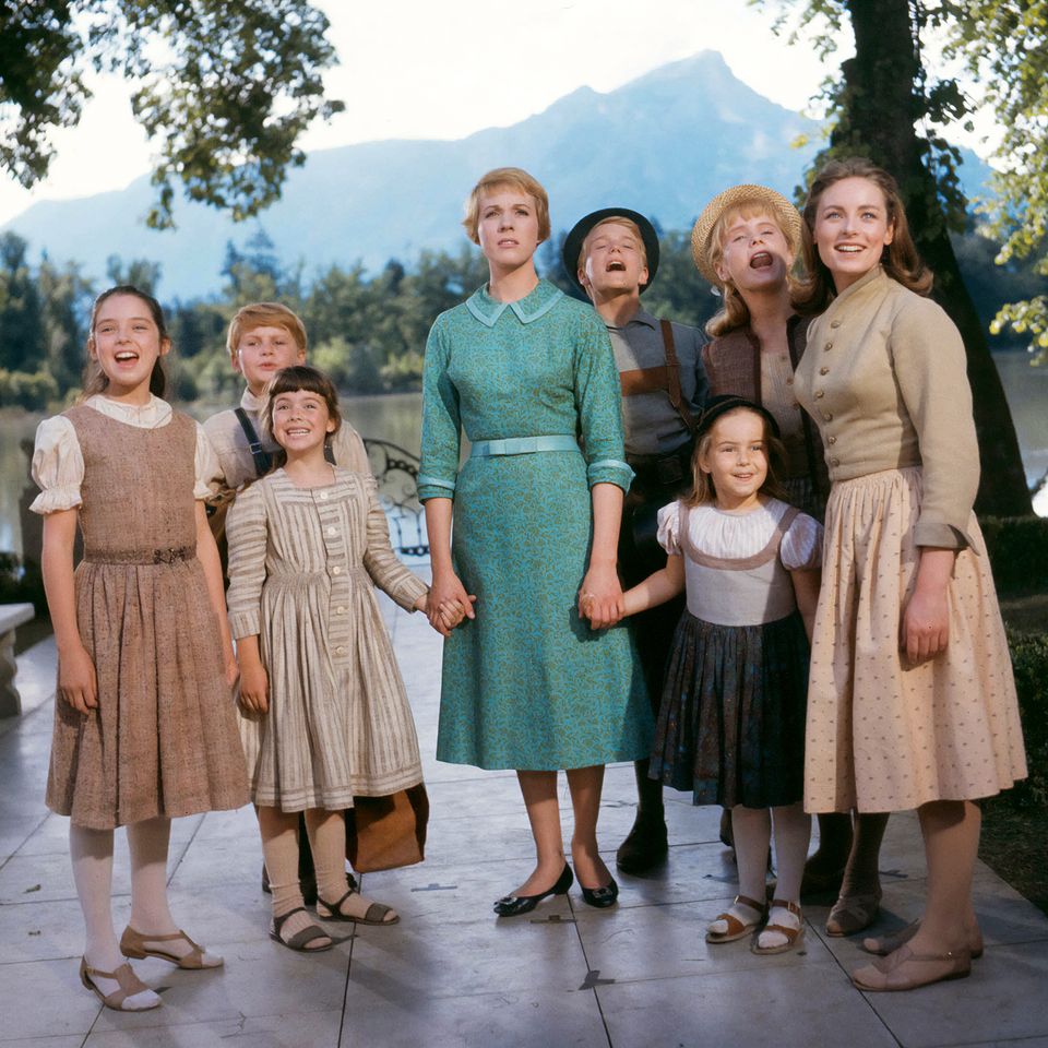 1965 Julie Andrews with Charmian Carr, Nicholas Hammond, Angela Cartwright, Heather Menzies, Duane Chase, Debbie Turner, and Kym Karath 'The Sound of Music'