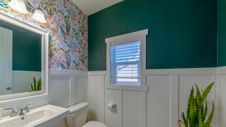 What Makes Floral Wallpaper Look Vintage?