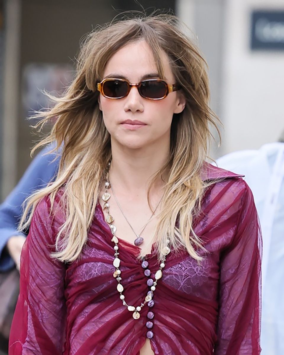 Suki Waterhouse styled ultra-low-rise jeans with the 'it' shoe brand Jennifer Aniston wears, too