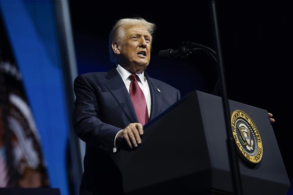 Trump backs Collins against 'Pee-wee' Ossoff