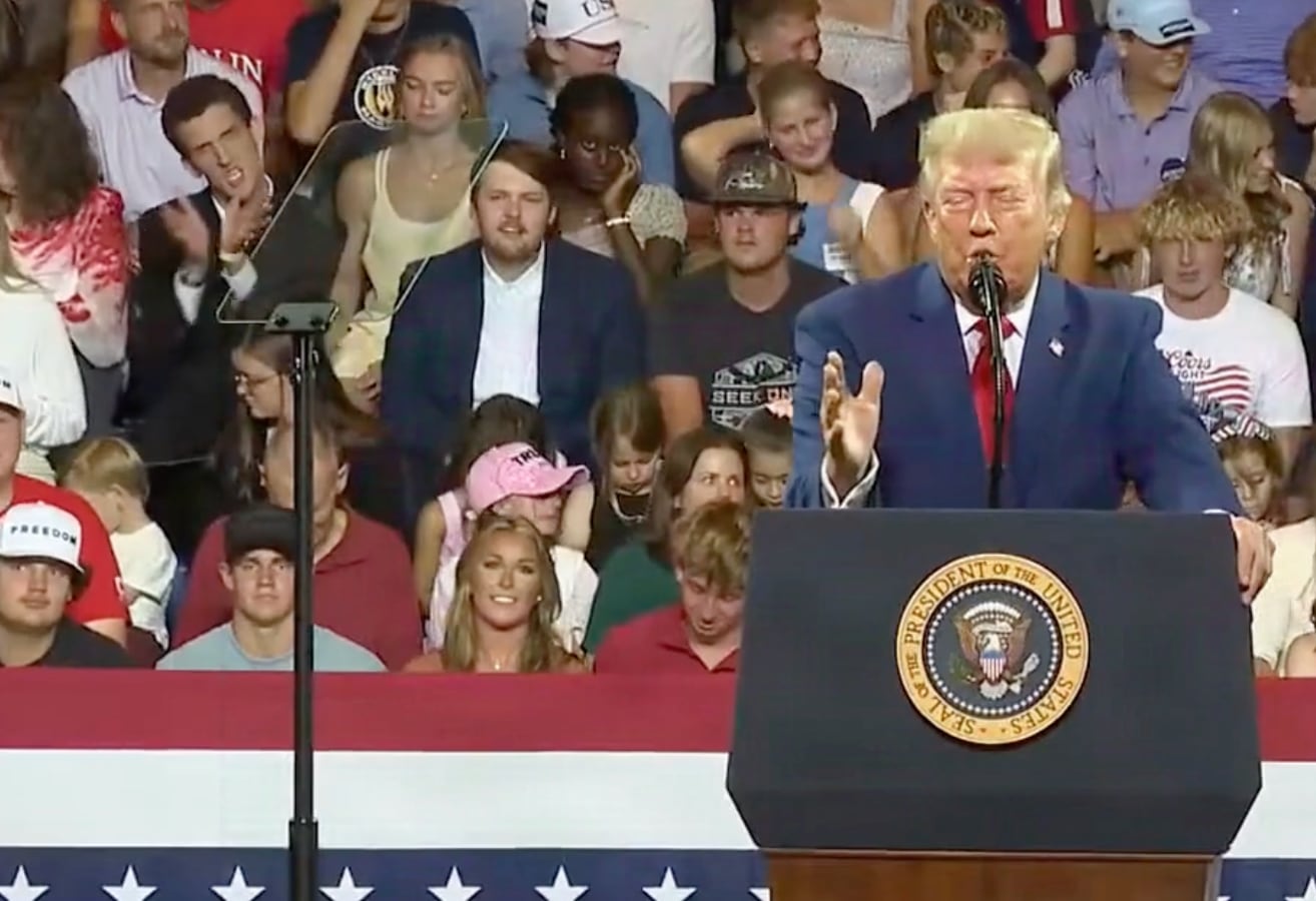 The jester acted out his impression for a few seconds before turning to talk to the attendees beside him. / The White House/YouTube