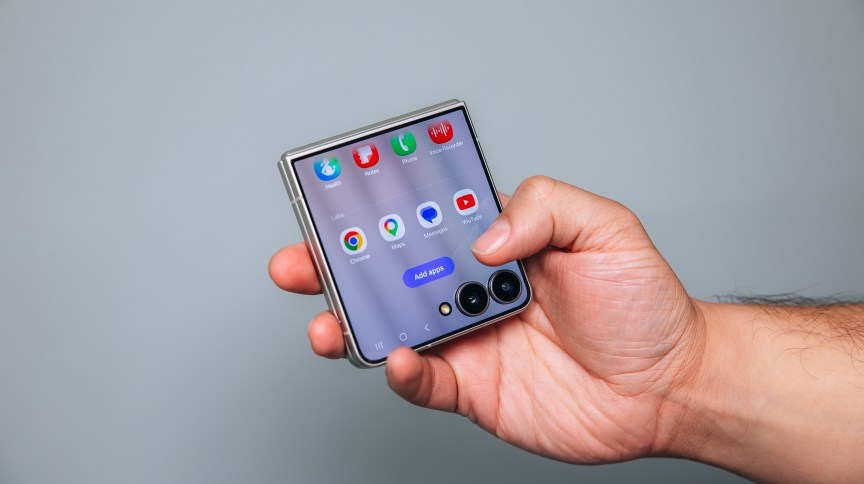 Add apps screen on Galaxy Z Flip 8