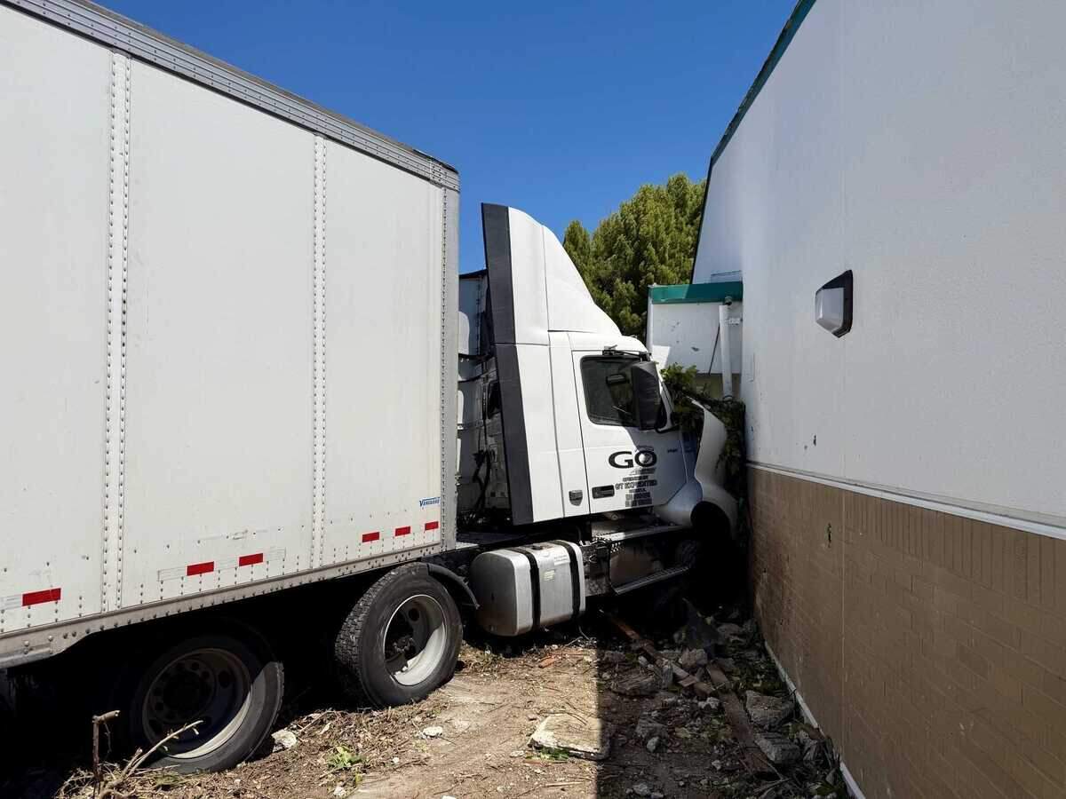 Semi-truck crashes into Sacramento County elementary school; no students injured