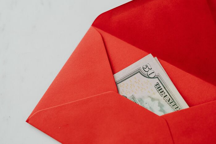 Wealth In The Details: 30 People Are Sharing Small Things That Give Away Someone Has Money