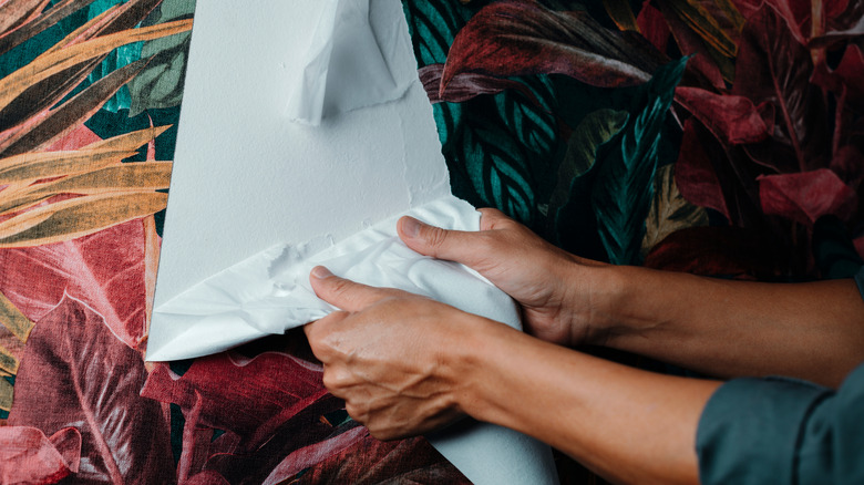 What makes floral wallpaper look vintage?