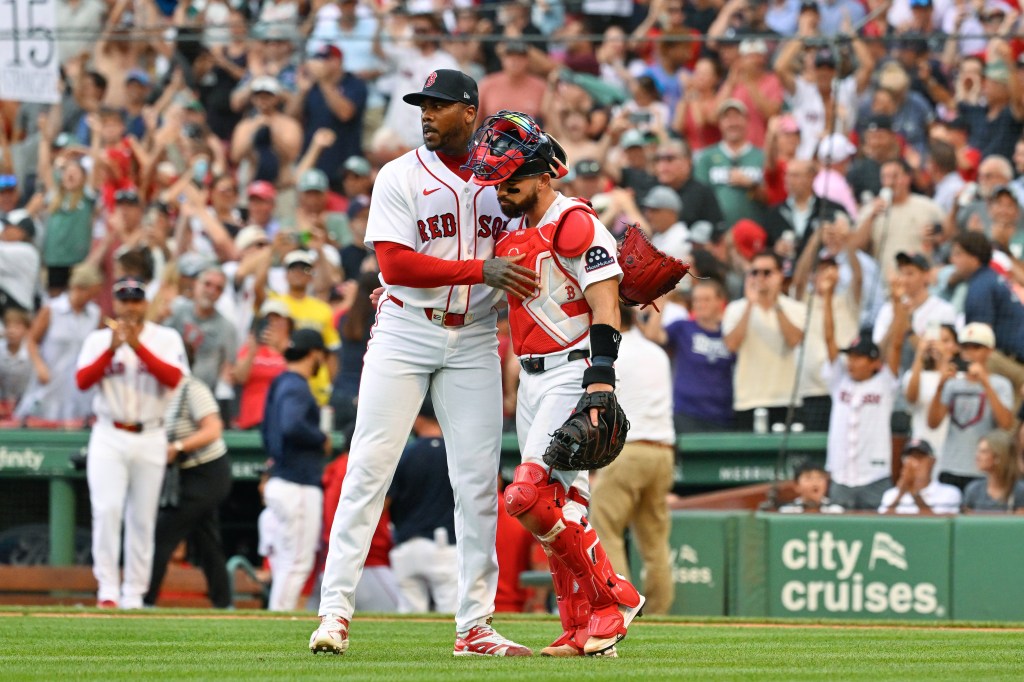 Surging Red Sox tie franchise record with 15th straight win
