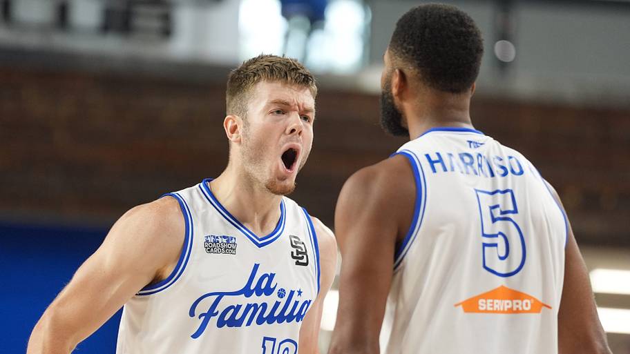 La Familia buries The Ville as Kentucky's alumni team moves on from the rivalry series