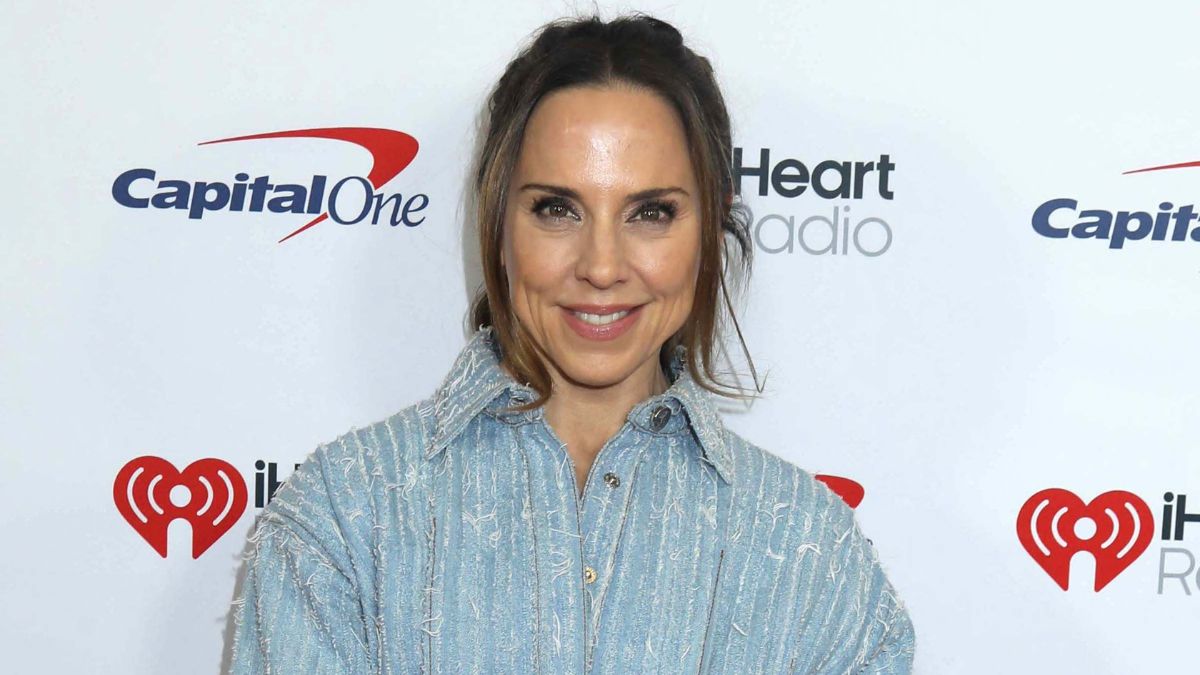Newlywed Mel C tosses wedding bouquet to screaming fans on Ibiza dance floor