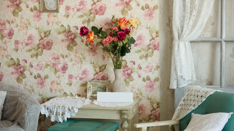 What Makes Floral Wallpaper Look Vintage?