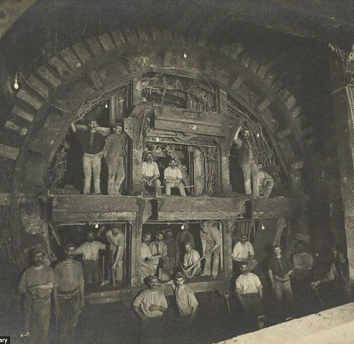 Snapshots Of Another Time: 44 Important Historical Images With More To Say