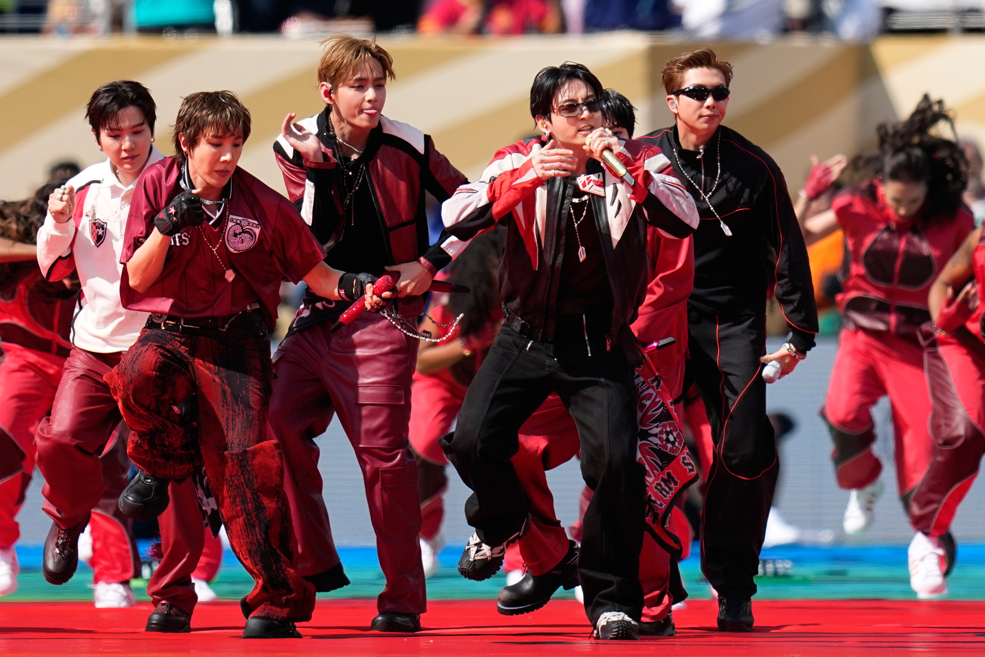 El grupo masculino surcoreano BTS actúa durante el espectáculo del descanso de la final de la Copa del Mundo de fútbol entre España y Argentina en East Rutherford, Nueva Jersey, cerca de Nueva York, el domingo 19 de julio de 2026. (Foto AP/Ashley Landis)