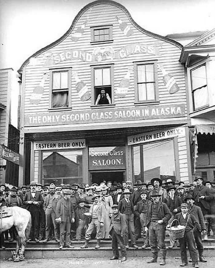 Snapshots Of Another Time: 44 Important Historical Images With More To Say