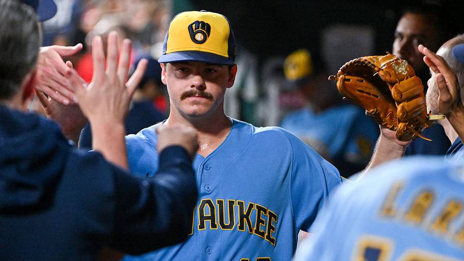 Milwaukee Brewers starting pitcher Logan Henderson