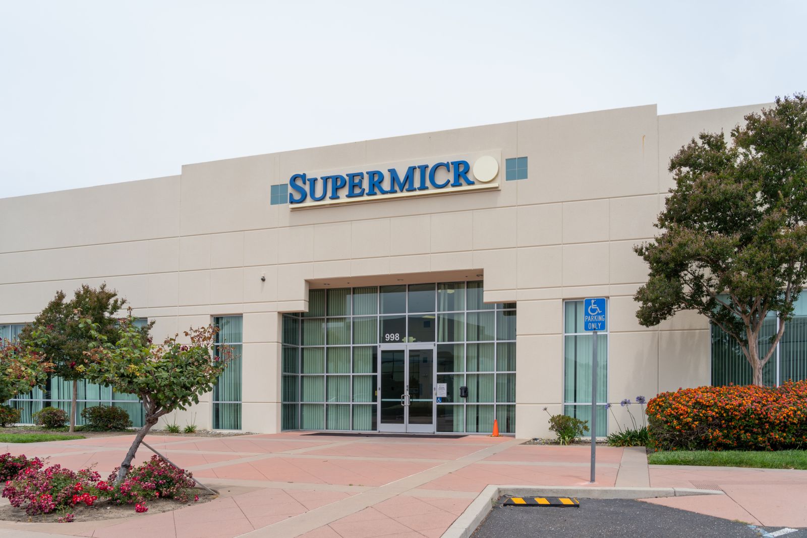 Super Micro Stock Pops on Upbeat Q4 Forecast. 2 Reasons to Stay Bullish.