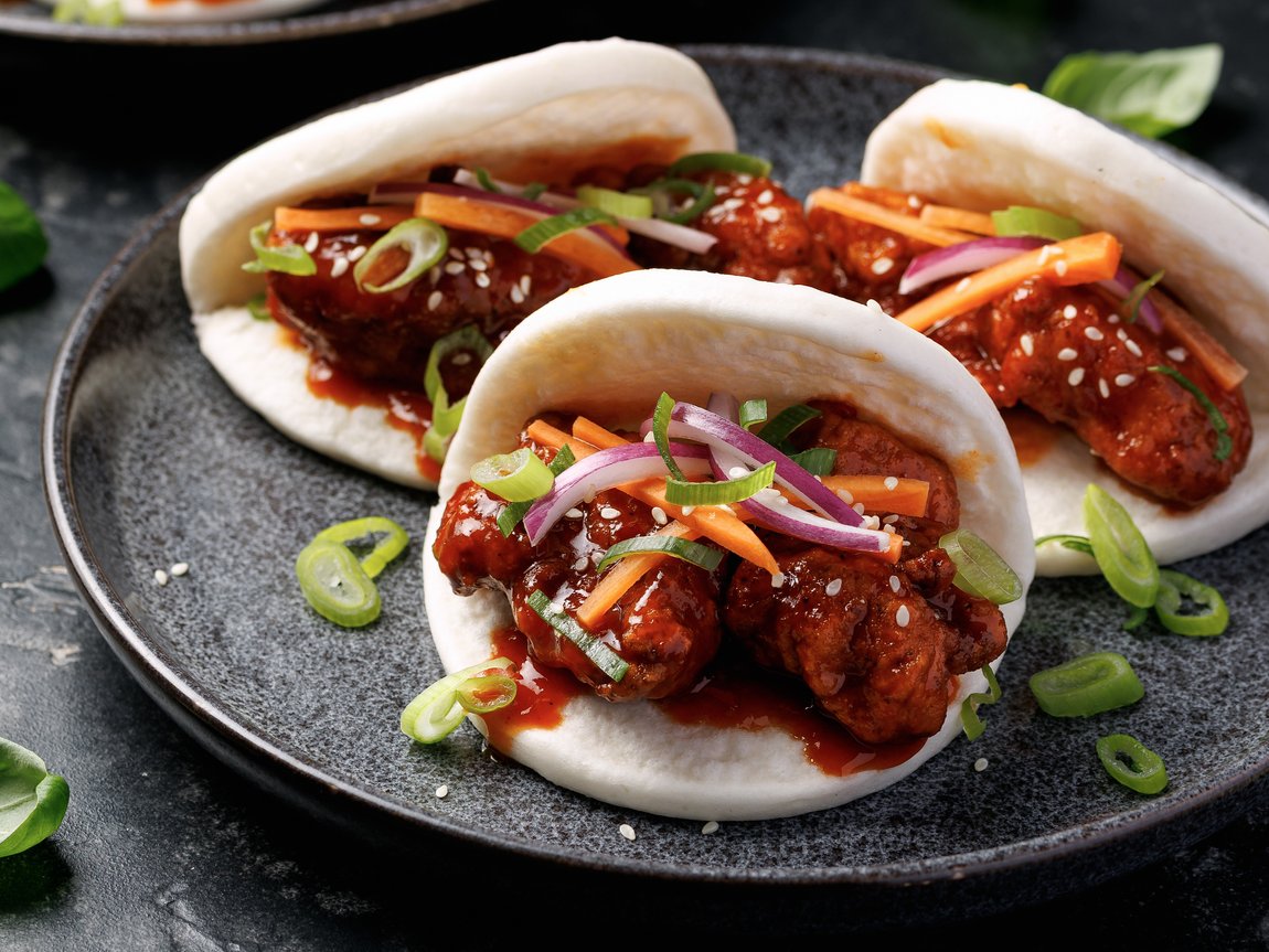 Bao buns with crispy chili chicken