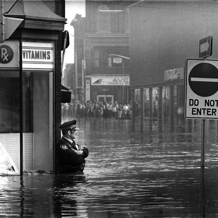 Snapshots Of Another Time: 44 Important Historical Images With More To Say