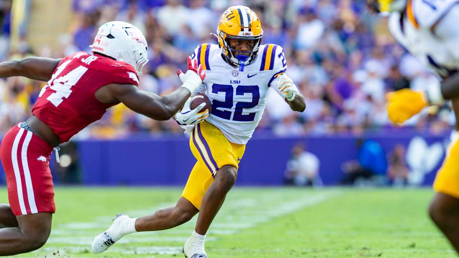 Harlem Berry runs the ball against Arkansas in 2025