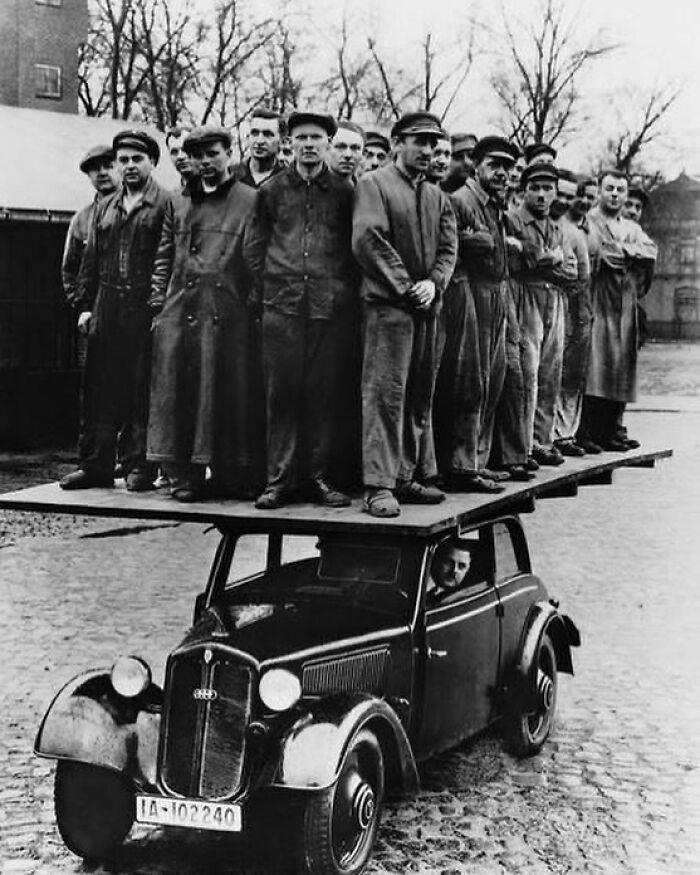 Snapshots Of Another Time: 44 Important Historical Images With More To Say