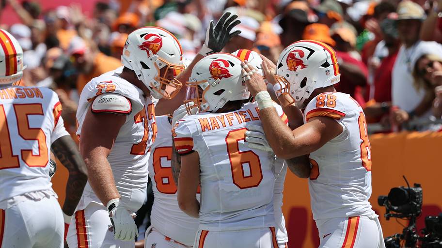 Tampa Bay Buccaneers wide receiver Mike Evans is congratulated by quarterback Baker Mayfield (6) and teammates