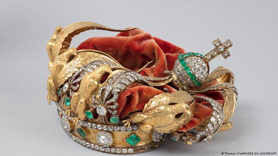 Thieves intended to take a crown, but they dropped it