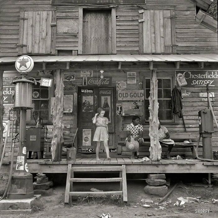 Snapshots Of Another Time: 44 Important Historical Images With More To Say