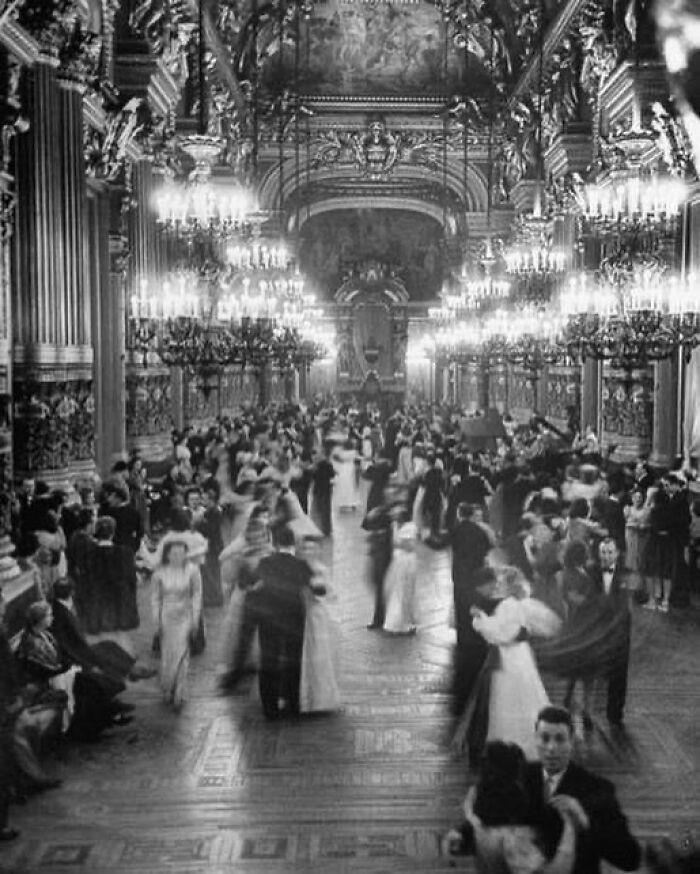 Snapshots Of Another Time: 44 Important Historical Images With More To Say