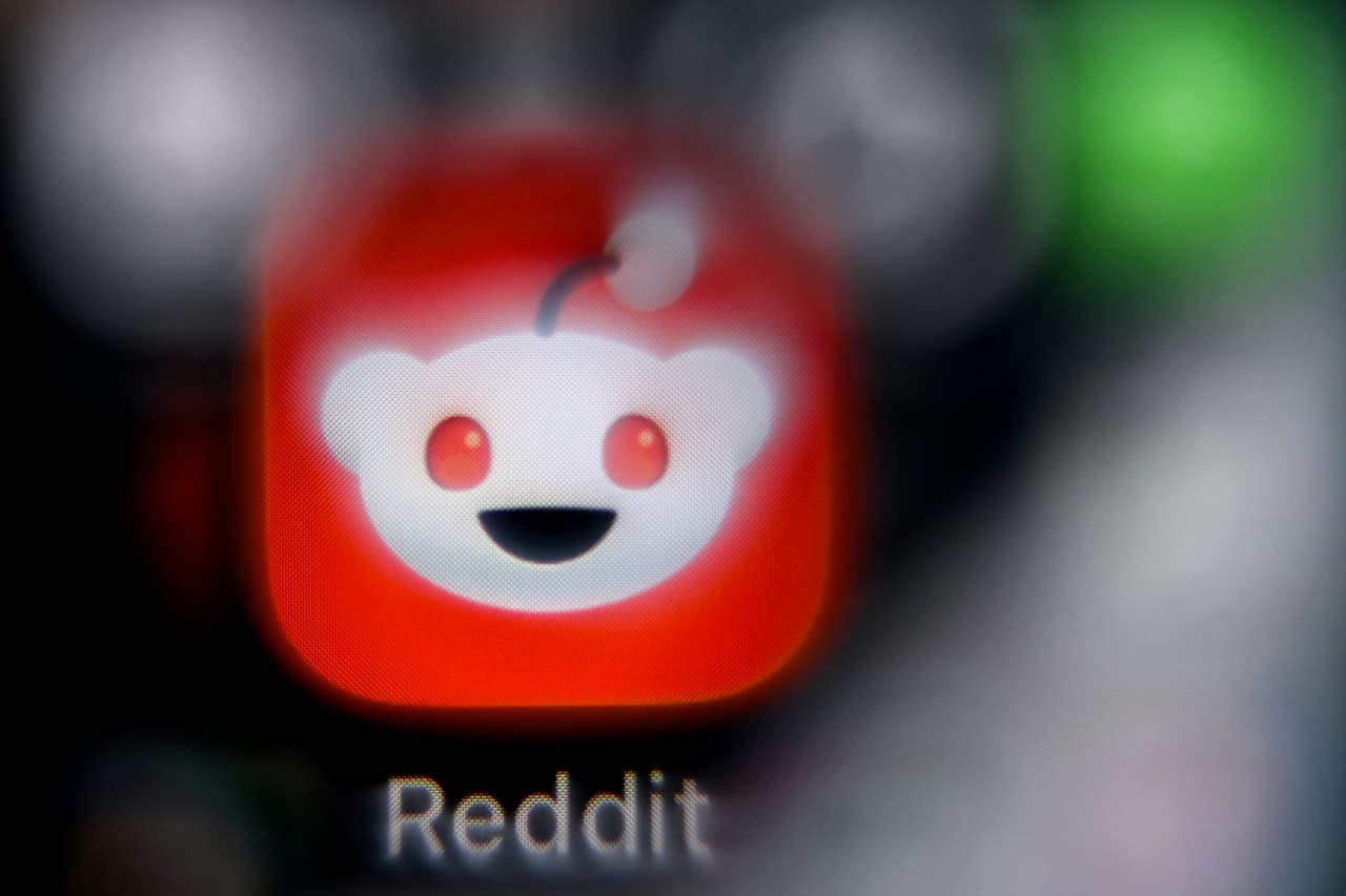 Reddit Stock Tumbles After Report Says the Site May Cut Ties With Google
