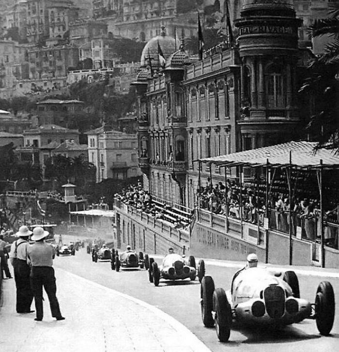 Snapshots Of Another Time: 44 Important Historical Images With More To Say