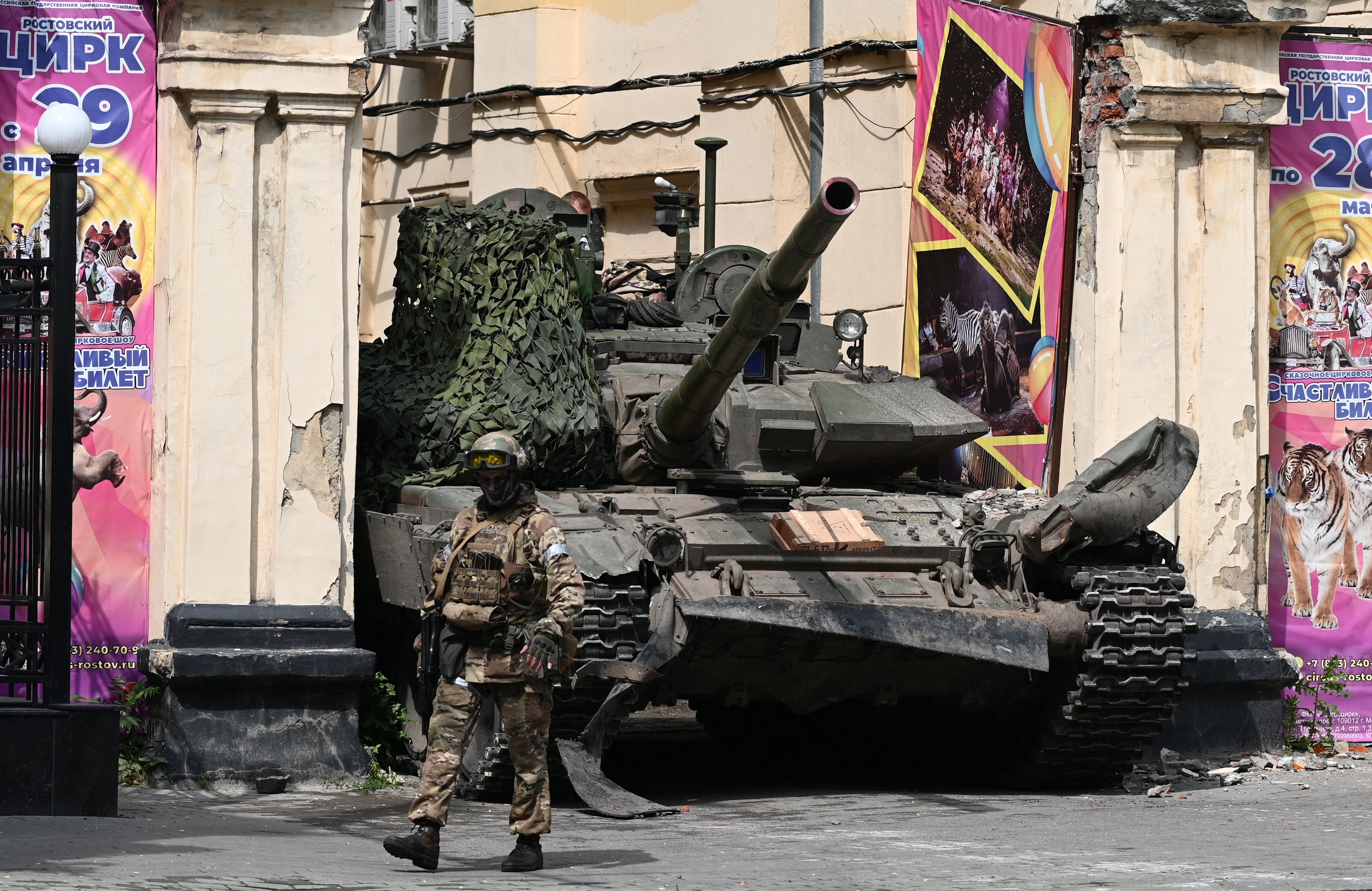A fighter of Wagner private mercenary group walks past a tank in a street near a local circus in the city of Rostov-on-Don, Russia. / Reuters