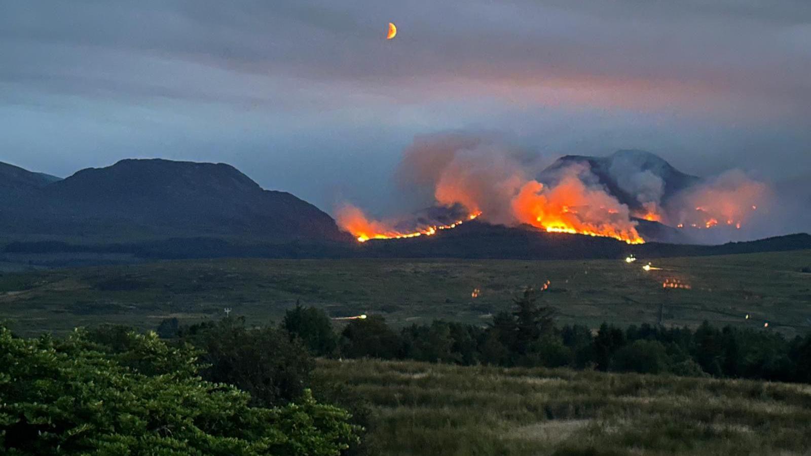The scale of the mountain fire near Trawsfynydd has prompted people to call for helicopters to be brought in to help fight the flames