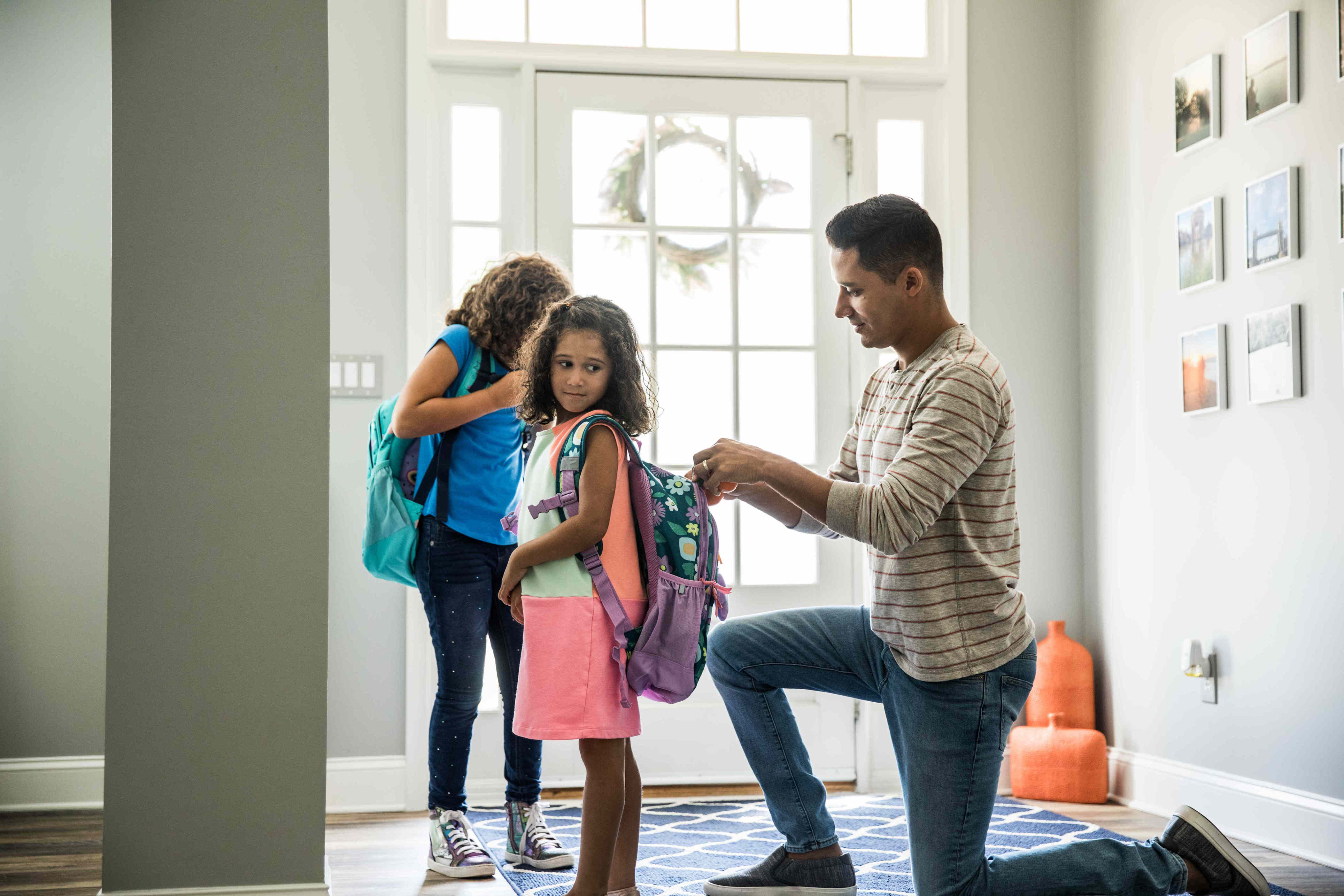 8 ways to make school mornings less stressful, according to a parenting therapist