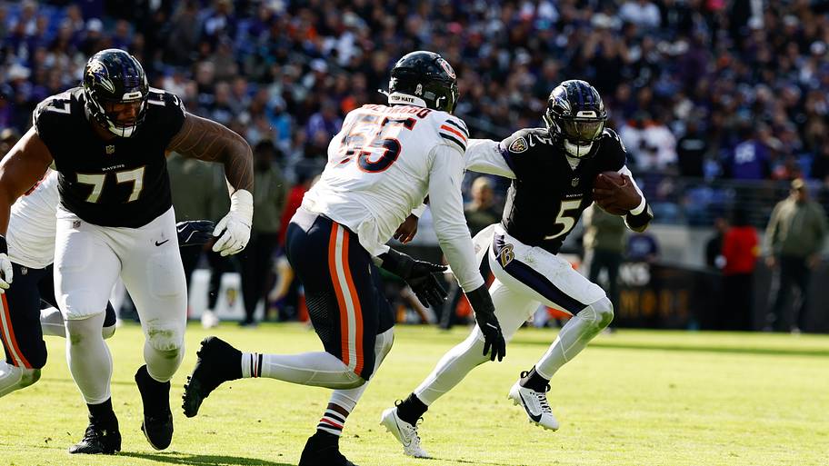 Tyler Huntley running around Dayo Odeyingbo