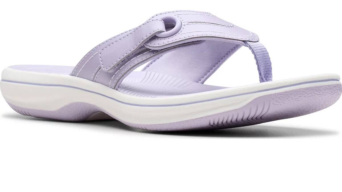 clarks-cloudsteppers-breeze-reyna-flip-flop-sandals-lavender