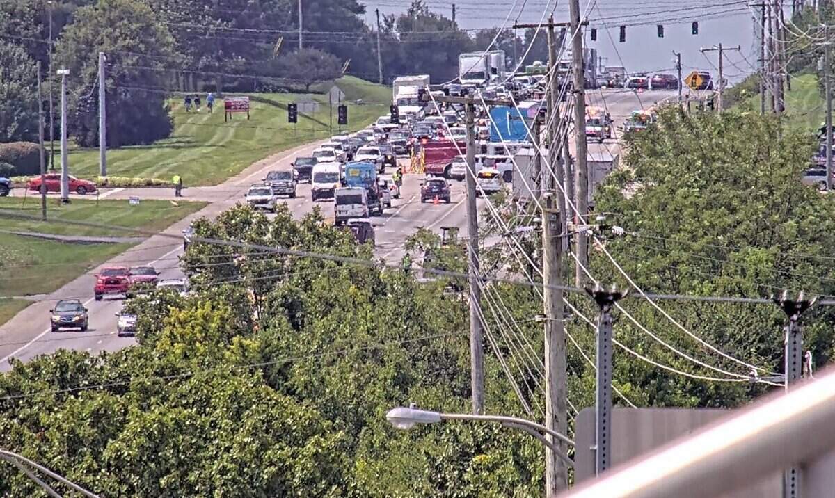 Major road in Central Kentucky closed down after serious collision