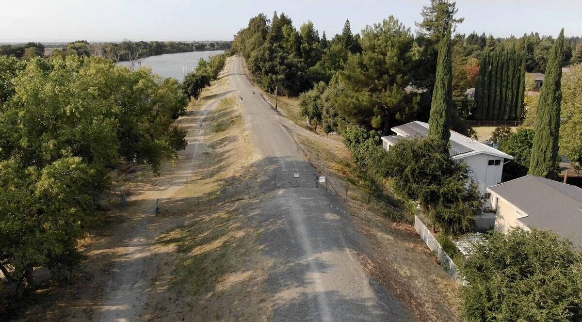 Sacramento residents urge flood board to reject proposed Pocket levee fence