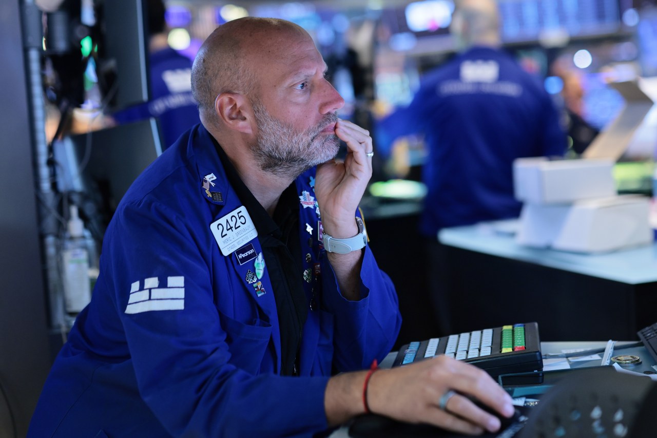 US stocks stall as oil extends gains