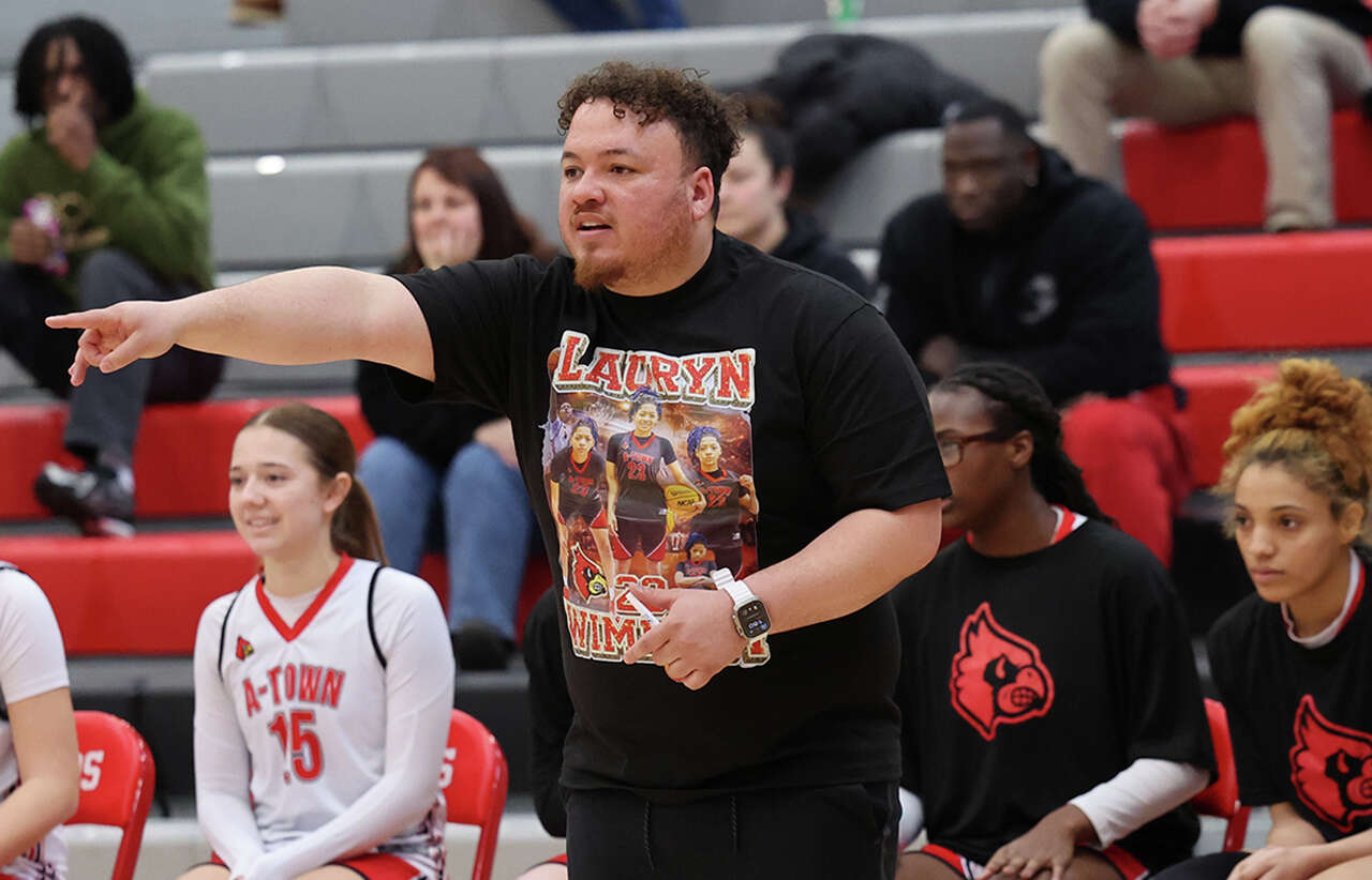 First-year coach Deiondre Riney keeps Alton girls basketball rolling