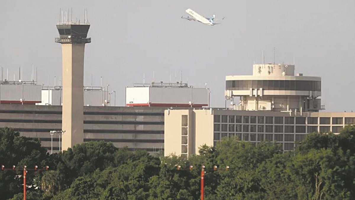 Tampa International taking security screening private. Union objects