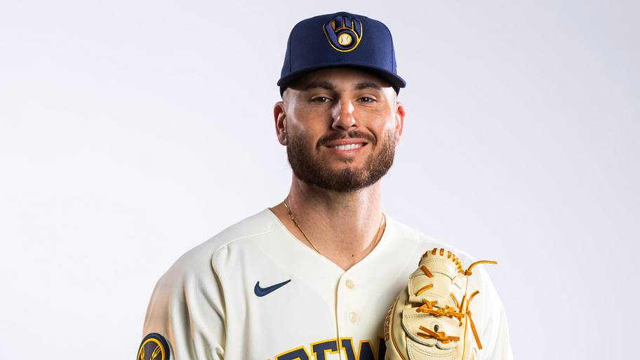Brewers veteran pitcher elects to leave Milwaukee, go to free agency