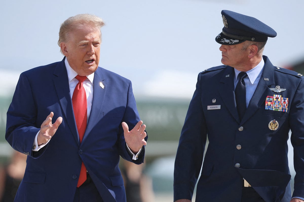 President Trump (l) will attend the dignified transfer of three US troops killed in Iranian attacks on American military facilities in the Gulf.