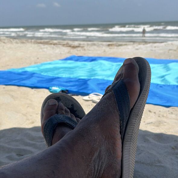 Melvin posted a picture of his feet in flip flops