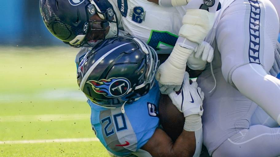 Uchenna Nwosu in a 2025 game versus the Tennessee Titans.