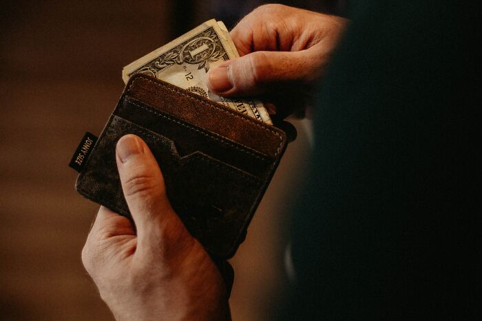 Wealth In The Details: 30 People Are Sharing Small Things That Give Away Someone Has Money