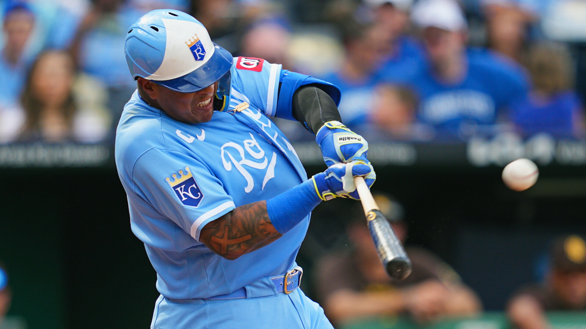 Salvador Perez ties the franchise home run record with his 317th as the Royals beat the Giants 5-4