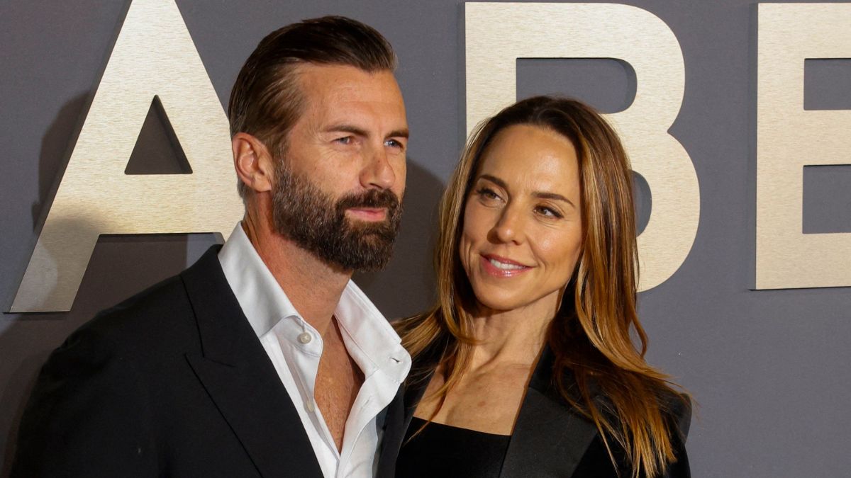 Newlywed Mel C tosses wedding bouquet to screaming fans on Ibiza dance floor