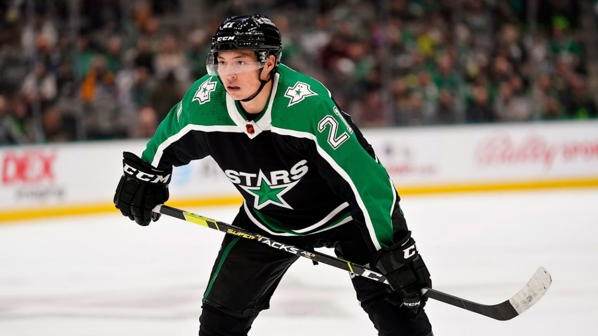 Jason Robertson signs $12 million deal with Stars, keeping Dallas superstar forward in place