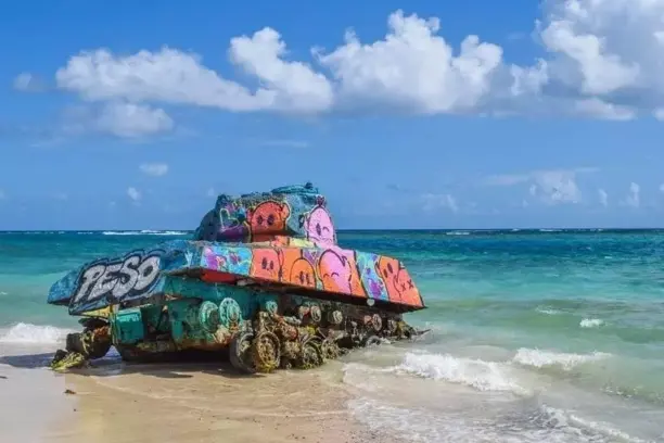 Xe tăng Sherman trên bãi biển ở Culebra. Ảnh: Expat